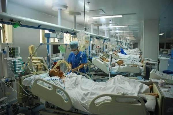 提起icu,场景就是患者赤条条的躺在病床,浑身插满各种管子,像台吞币