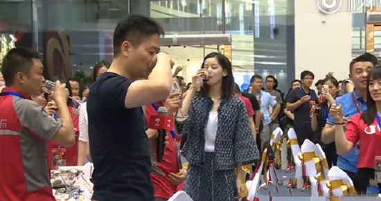 刘强东与老员工饮白酒,妻子章泽天崇拜脸再现