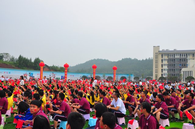 蓬安清溪河畔,银杏金黄,柳翠荷香,清溪浅流,南充西南大学实验学校开学