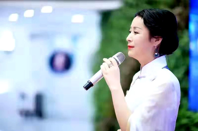 来自全国各地的诗人,企业家,文化学者严力,伊沙,邱华栋,杨克,叶匡政