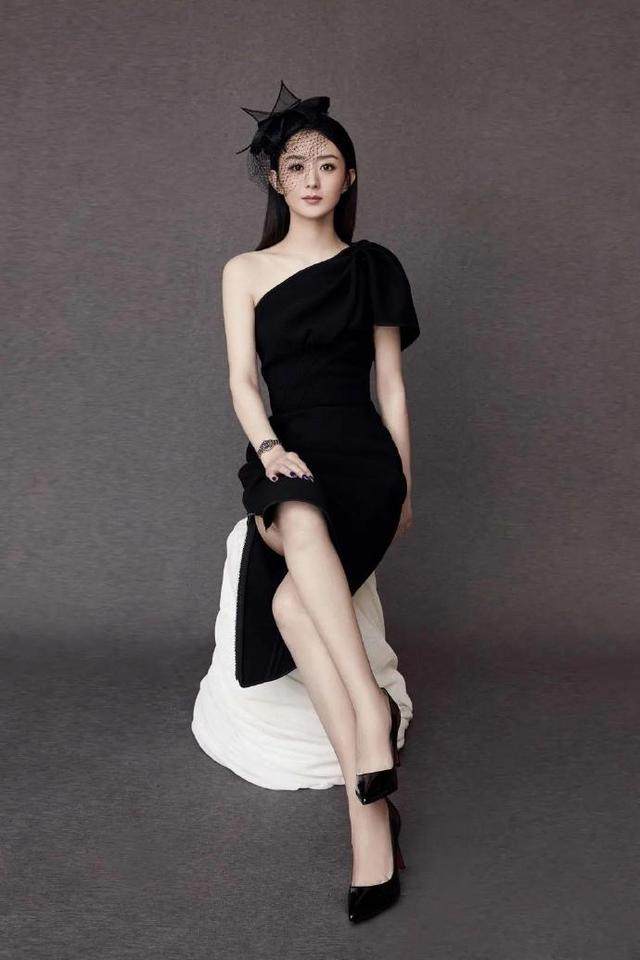 赵丽颖参加时尚活动身穿露肩开叉黑色紧身长裙尽显性感身材