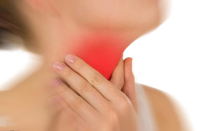 喉咙出现3种症状可能是食道癌的前兆别不当回事