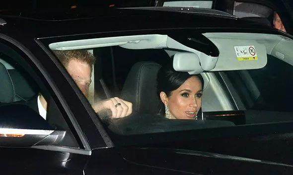 在查尔斯的生日宴会上,凯特身着粉色礼服戴着