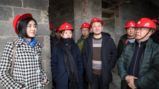 在项目现场,唐瑜对项目部克服种种困难,在一年的时间就完成整体框架