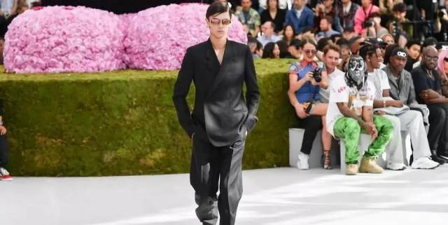 丹麦王子尼古拉的最新肖像照让皇室粉丝们兴奋