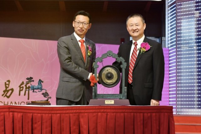 长钱鹏鹤(左)互赠上市纪念品最后由上海移远通信技术股份有限公司董事