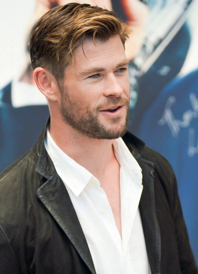 《黑衣人》主创空降北京 锤哥大秀槌技敲响中