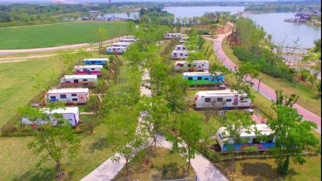 三台山主题房车是秋游首选地坐拥花海,毗邻湖畔3,特色民宿地方非遗