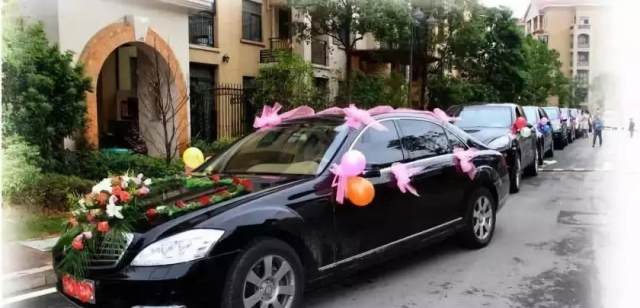 参加朋友婚礼,新郎新娘交换的不是钻戒,而是…