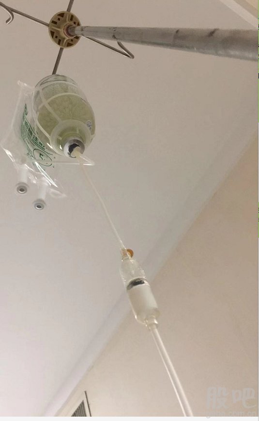 的液体滴下来,大概五六秒闪一下,我知道是因为墨菲式滴管水太满的缘故