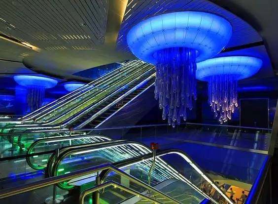 迪拜的哈立德本瓦利德地铁站,凭借一款浮夸的水母造型灯,成功吸引了