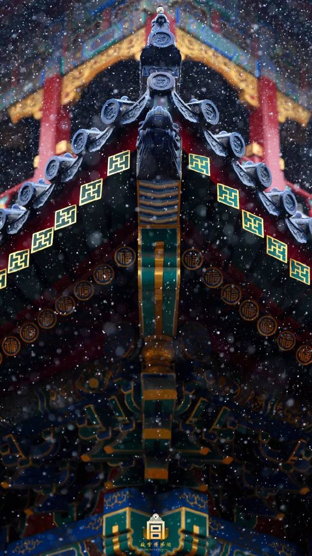 无论是巍峨的朱墙琉璃瓦,还是斑驳的雕栏玉砌,抑或浓墨重彩的廊檐,不