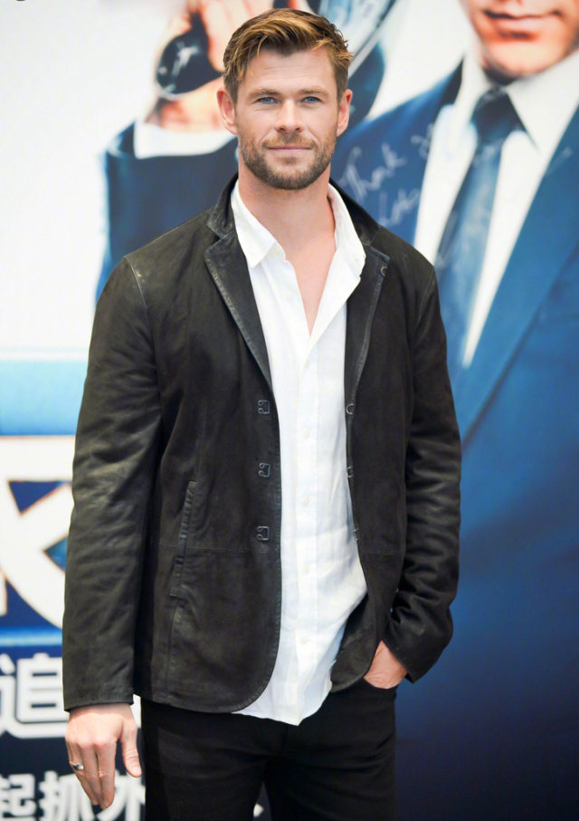 《黑衣人》主创空降北京 锤哥大秀槌技敲响中