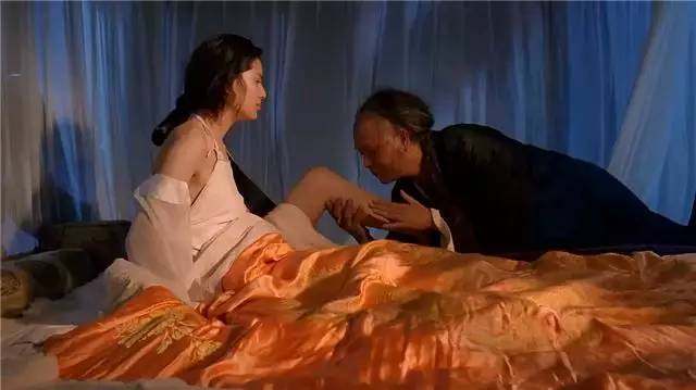 香港影坛八大女神最惨的电影王祖贤后背被纹身胡慧中被占便宜